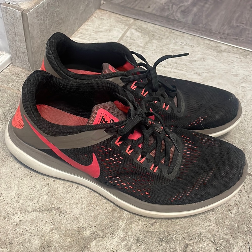 Mike women’s size 10